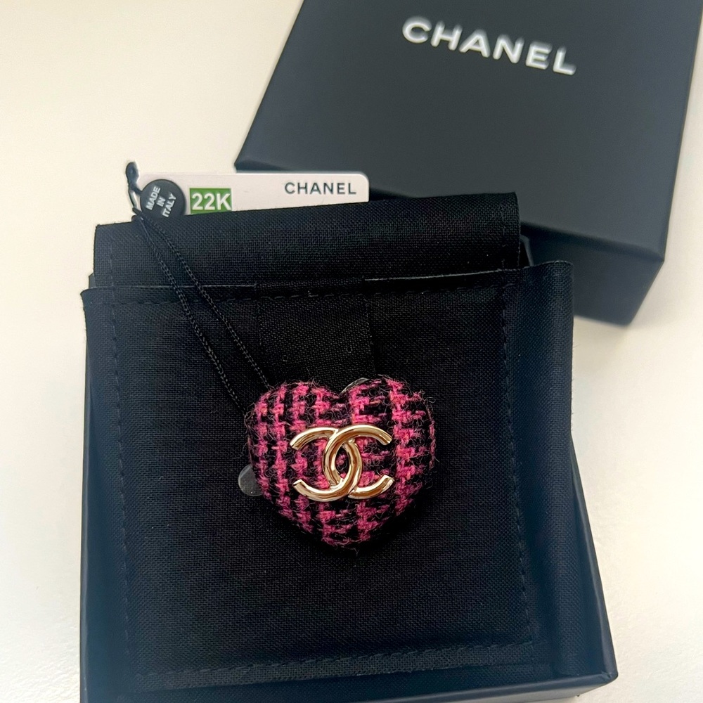 🔥CHANEL Tweed Heart Brooch